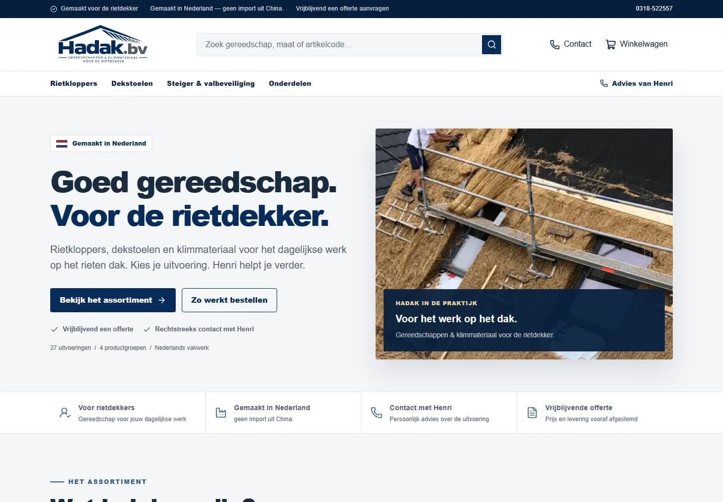 Desktopweergave van Hadak.nl met gereedschap voor rietdekkers en een foto van het werk op een rieten dak